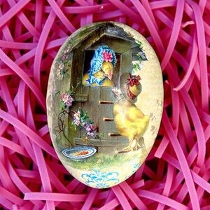 Charming Easter Egg with Chick Design